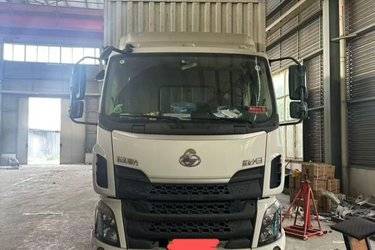 二手东风柳汽 新乘龙M3 260马力 4X2 9.7米厢式载货车(国六) 单桥 康明斯二手载货车 黄牌图片