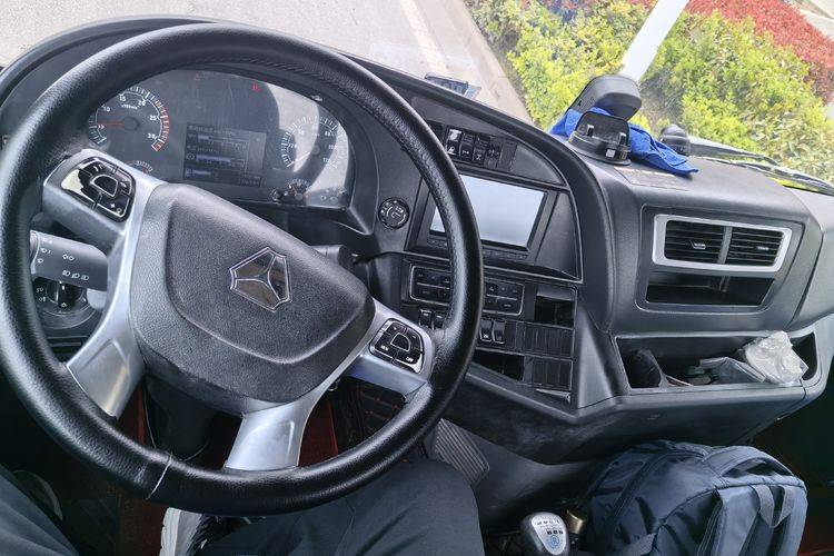 二手重汽汕德卡 480马力 牵引车