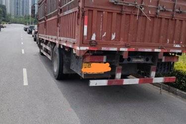 二手东风柳汽 乘龙H5中卡 240马力 4X2 6.8米仓栅式载货车(国五) 单桥 玉柴二手载货车 黄牌图片