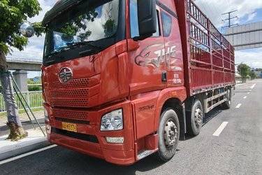 二手青岛解放 JH6 智享版 350马力 6X2 9.5米AMT自动档仓栅式载货车(国六) 前四后四 大柴二手载货车 黄牌图片
