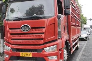 二手一汽解放 J6L中卡 精英版 320马力 6X2 6.8米栏板载货车(国六)(高顶)(国六) 单桥 锡柴二手载货车 黄牌