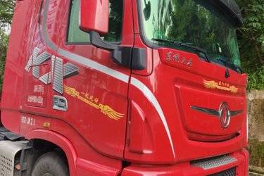 二手东风商用车 天龙旗舰KX 王者版 630马力 6X4 AMT自动档牵引车(双油箱)(国六) 双驱 东风康明斯二手牵引车 黄牌图片