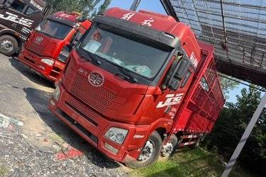 二手青岛解放 JH6重卡 290马力 6X2 9.5米仓栅式载货车(国五) 前四后四 锡柴二手载货车 黄牌图片