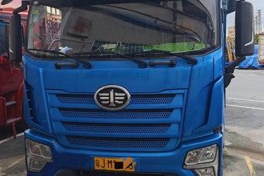 二手青岛解放 JK6 240马力 4X2 6.8米仓栅式载货车(国六) 单桥 潍柴二手载货车 黄牌