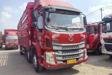 二手东风柳汽 新乘龙M3中卡 220马力 6X2 7.8米仓栅式载货车(国五) 前四后四 潍柴二手载货车 黄牌