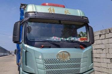 二手青岛解放 JH6 320马力 9.6米AMT自动档厢式载货车(国六) 单桥 大柴二手载货车 黄牌图片