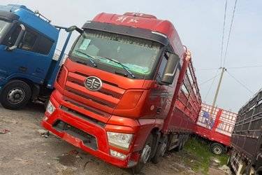 二手一汽解放 J7重卡 经典版 560马力 8X4 9.4米仓栅式载货车(国六) 前四后八 锡柴二手载货车 黄牌图片