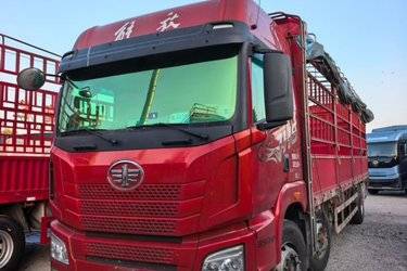 二手青岛解放JH6 智享版 7.8L柴油 350马力 8X2 一汽解放10档 9.5米仓栅式载货车(国六) 前四后六 大柴二手载货车 黄牌图片