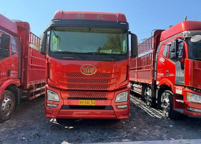 二手青岛解放 520马力 载货车