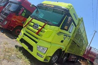 二手一汽解放 J7重卡 经典版 560马力 8X4 9.4米仓栅式载货车(国六) 前四后八 锡柴二手载货车 黄牌图片