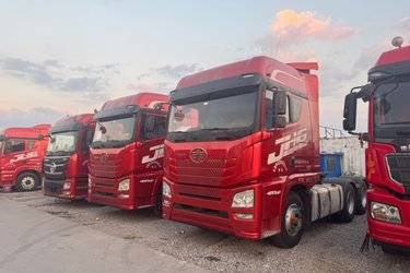 二手青岛解放 JH6重卡 领航版2.0 480马力 6X4牵引车(国五) 双驱 潍柴二手牵引车 黄牌图片