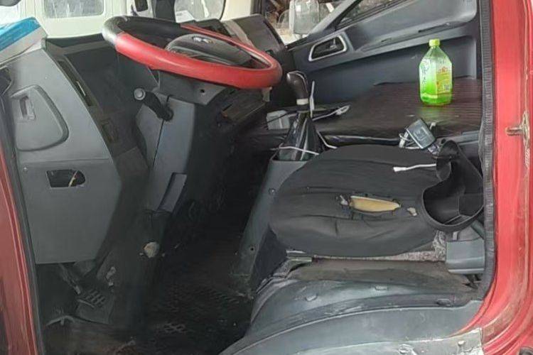 二手上汽轻卡(原上汽跃进) 184马力 自卸车