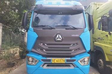 二手中国重汽 豪瀚J5G中卡 复合版 210马力 4X2 9.6米厢式载货车(国五) 单桥 中国重汽二手载货车 黄牌