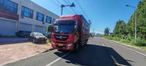 东风商用车 240马力 载货车