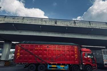 二手一汽解放 新J6P重卡 550马力 8X4 8.8米自卸车(国五) 前四后八 锡柴二手自卸车 黄牌图片