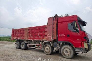 二手东风柳汽 乘龙H7 520马力 8X4 8.6米自卸车(国五) 前四后八 潍柴二手自卸车 黄牌图片