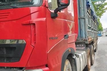 二手中国重汽 HOWO T7H重卡 440马力 6X4牵引车(超速挡)(国五) 双驱 中国重汽二手牵引车 黄牌图片