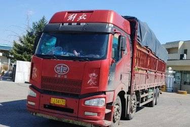 二手一汽解放 新J6P重卡 绿通版 370马力 8X4 9.4米仓栅式载货车(国五) 前四后八 大柴二手载货车 黄牌图片