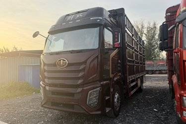 二手一汽解放 J6G 领航版 360马力 4X2 6.75米仓栅式载货车(国六) 单桥 锡柴二手载货车 黄牌