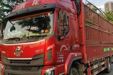 二手东风柳汽 乘龙H5中卡 240马力 4X2 6.8米仓栅式载货车(国六) 单桥 玉柴二手载货车 黄牌图片