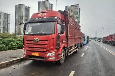 二手一汽解放 J6L中卡 精英版(绿通) 260马力 4X2 6.75米仓栅式载货车(国六) 单桥 大柴二手载货车 黄牌图片
