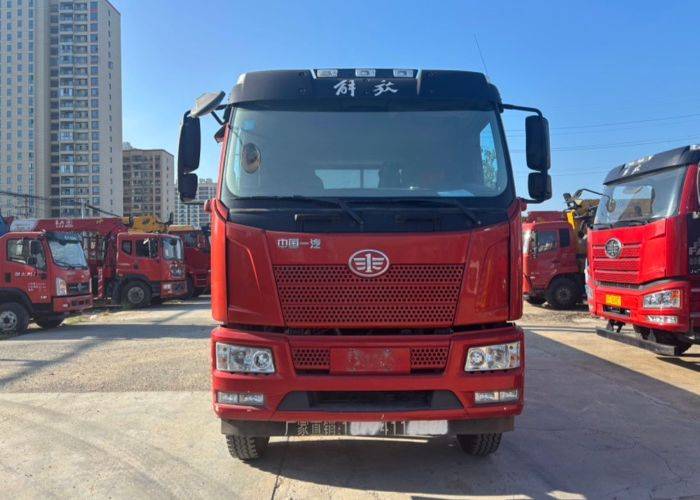 二手青岛解放 260马力 专用车
