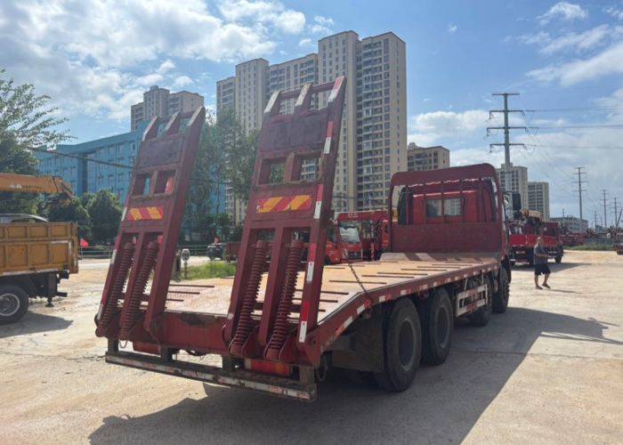 二手青岛解放 300马力 专用车