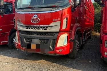 二手东风柳汽 乘龙H5中卡 270马力 6X2 9.6米仓栅式载货车(国五) 前四后四 玉柴二手载货车 黄牌图片