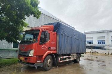 二手东风柳汽 乘龙L3 170马力 4X2 5.8米排半仓栅式载货车(国五) 单桥 玉柴二手载货车 黄牌图片