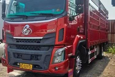 二手东风柳汽 乘龙H5中卡 240马力 4X2 6.8米仓栅式载货车(国五) 单桥 玉柴二手载货车 黄牌
