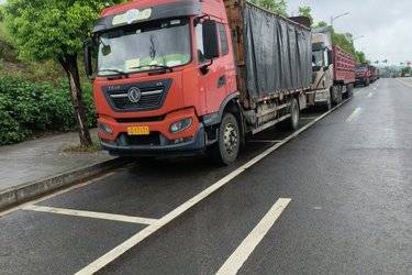 二手东风商用车 天锦KR 245马力 4X2 6.75米仓栅式载货车(国五) 单桥 东风康明斯二手载货车 黄牌