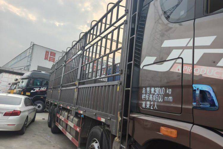 二手青岛解放 460马力 载货车