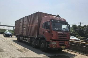 二手一汽解放 J6M重卡 2013款 240马力 6X2 9.4米厢式载货车(国四) 前四后四 东风康明斯二手载货车 黄牌图片