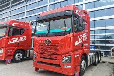 二手青岛解放 JH6重卡 领航版 560马力 6X4牵引车(国六) 双驱 潍柴二手牵引车 黄牌图片