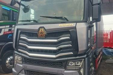 二手中国重汽 HOWO MAX 290马力 4X2 9.6米厢式载货车(国六) 单桥 曼二手载货车 黄牌图片