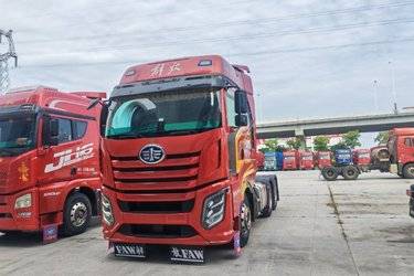 二手一汽解放 J6V重卡 560马力 6X4牵引车(国六)(平地板驾驶室)(国六) 双驱 锡柴二手牵引车 黄牌图片