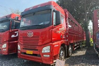 二手青岛解放 JH6重卡 领航版2.0 350马力 8X2 9.5米仓栅式载货车(国六) 前四后六 锡柴二手载货车 黄牌图片