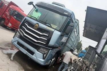 二手中国重汽 HOWO MAX 290马力 4X2 6.75米AMT自动档仓栅式载货车(国六) 单桥 曼二手载货车 黄牌图片