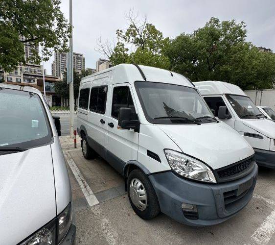 二手依维柯 122马力 封闭货车