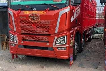 二手青岛解放 JH6重卡 460马力 8X4 9.5米仓栅式载货车(速比4.111)(国五) 前四后八 锡柴二手载货车 黄牌图片