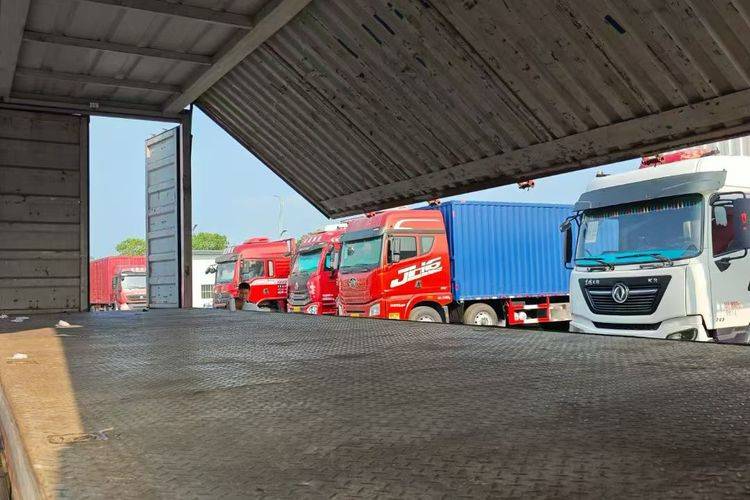 江淮格尔发 240马力 载货车