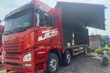 二手青岛解放 JH6重卡 领航版 290马力 6X2 9.4米翼开启厢式载货车(国五) 前四后四 锡柴二手载货车 黄牌图片