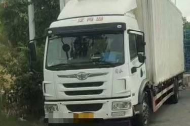 二手青岛解放 龙V中卡 2.0 180马力 4X2 7.2米厢式载货车(国六) 单桥 常柴二手载货车 黄牌图片