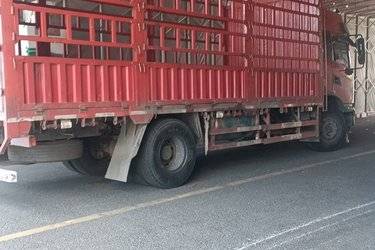 二手东风商用车 天锦KR 230马力 4X2 6.75米排半仓栅式载货车(国五) 单桥 东风康明斯二手载货车 黄牌