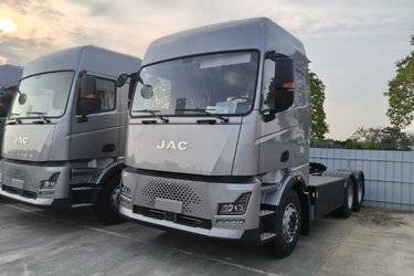 二手江淮 星耀X7重卡 660马力 6X4 AMT自动档牵引车(国六) 双驱 玉柴二手牵引车 黄牌图片
