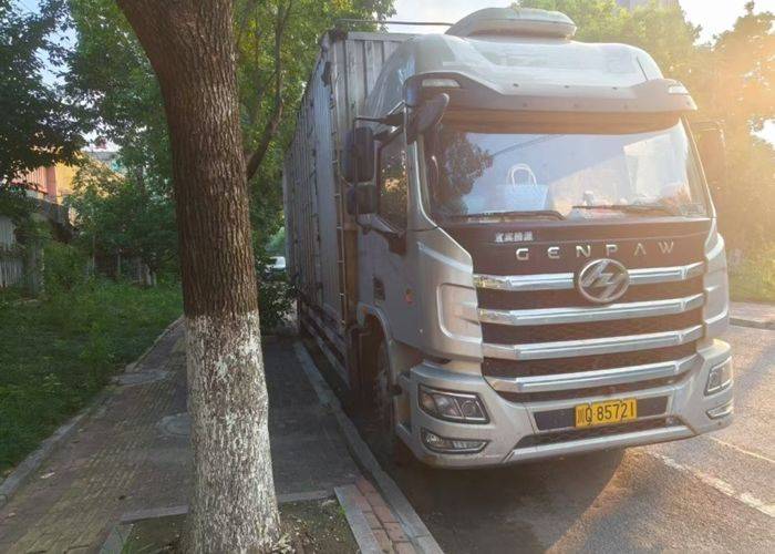 上汽红岩 245马力 载货车