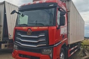 二手中国重汽 HOWO MAX 330马力 4X2 9.6米厢式载货车(国六) 单桥 曼二手载货车 黄牌图片