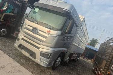 二手一汽解放 J7重卡 经典版 460马力 8X4 9.4米仓栅式载货车(国六) 前四后八 锡柴二手载货车 黄牌图片