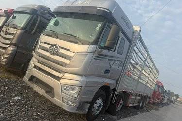 二手一汽解放 J7重卡 经典版 460马力 8X4 9.4米仓栅式载货车(国六) 前四后八 锡柴二手载货车 黄牌图片