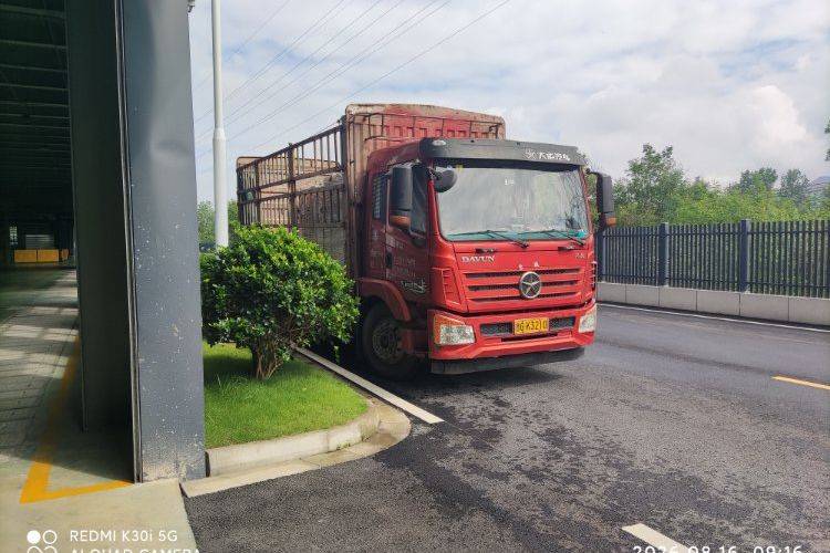 二手湖北大运 180马力 载货车